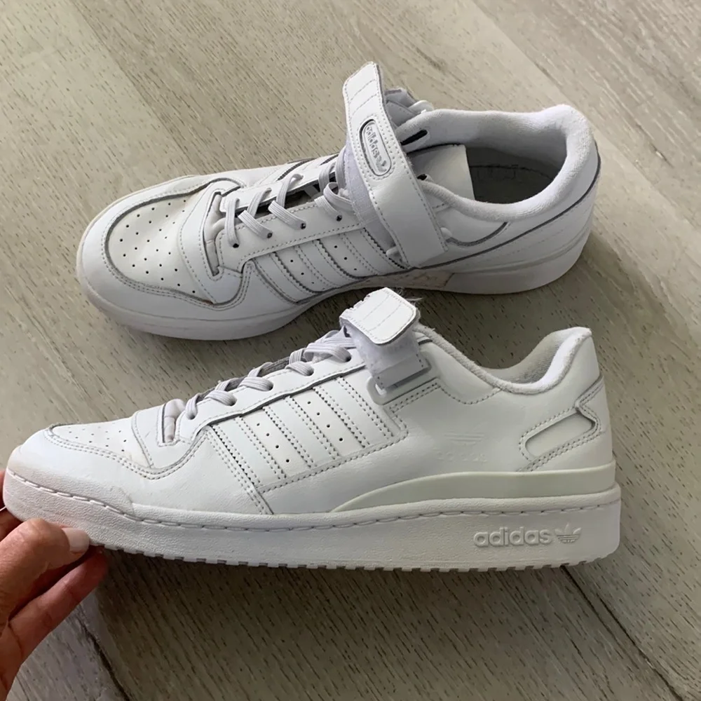 ADIDAS FORUM LOW’s white sneakers shoe’s casual size 9.5 back to school‎